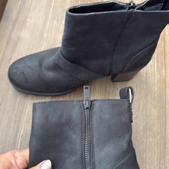 UGG Fern Waterproof Bootie Black Nubuck Leather Size 9.5