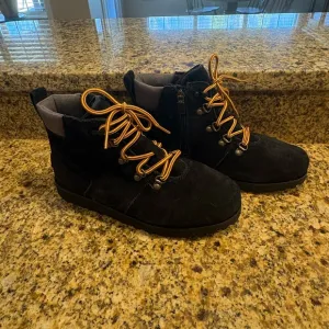 UGG Hilmar Black Suede Youth 5 Lined Boots Lace Up Side Zip Big Boys EUC