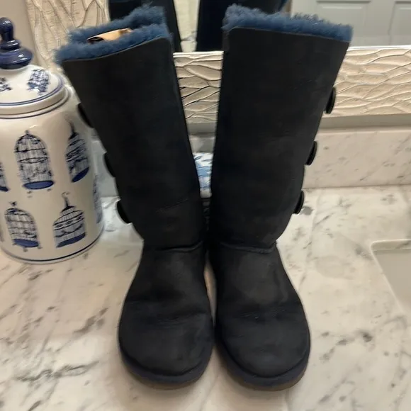 UGG navy suede sheepskin size 7 3 button boots great condition