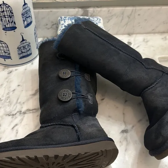 UGG navy suede sheepskin size 7 3 button boots great condition