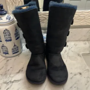 UGG navy suede sheepskin size 7 3 button boots great condition