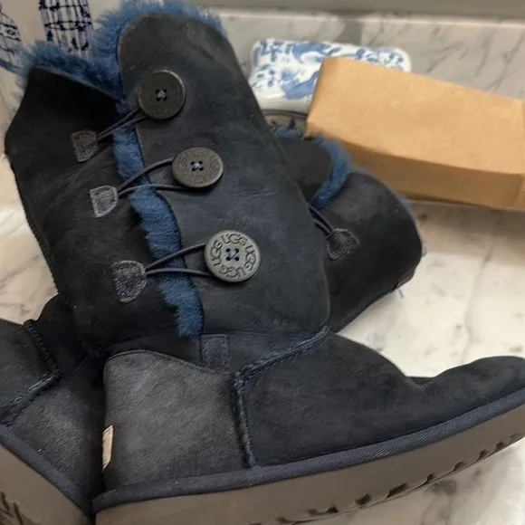 UGG navy suede sheepskin size 7 3 button boots great condition