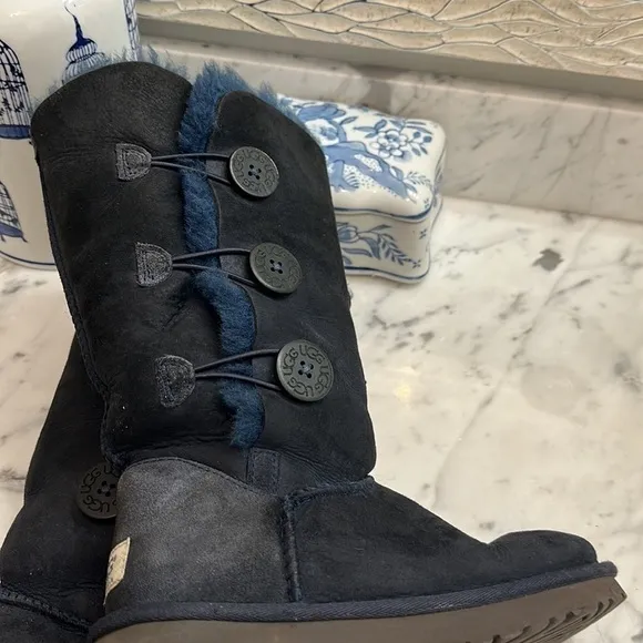 UGG navy suede sheepskin size 7 3 button boots great condition
