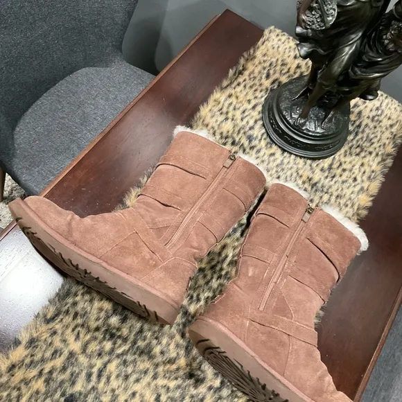 UGG THREE BUCKLE LEATHER ZIP BOOTS