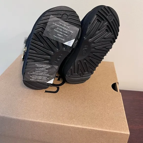 UGG Toddler Bailey Zip Boots in Black (size 6)