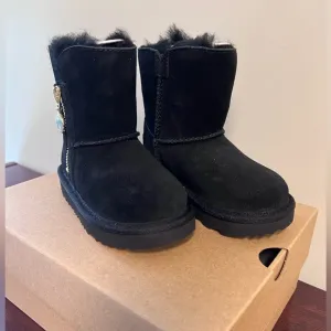 UGG Toddler Bailey Zip Boots in Black (size 6)