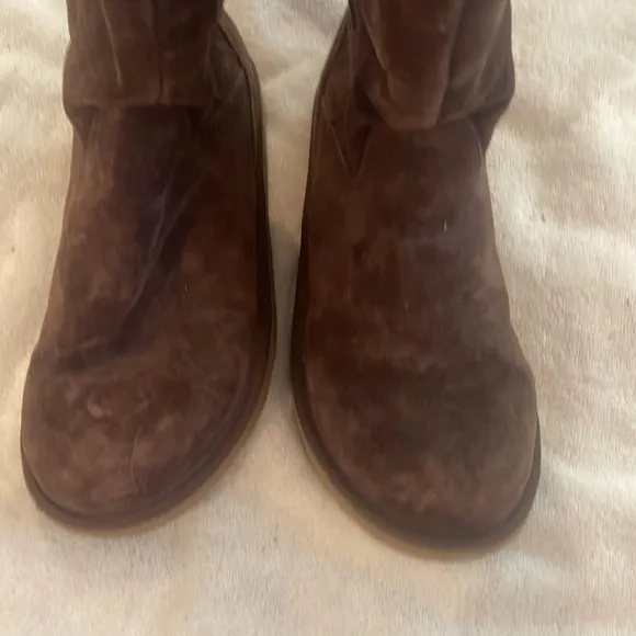 Ugg uggs Womens tall brown suede side zip boots. Shearling wool type winter
