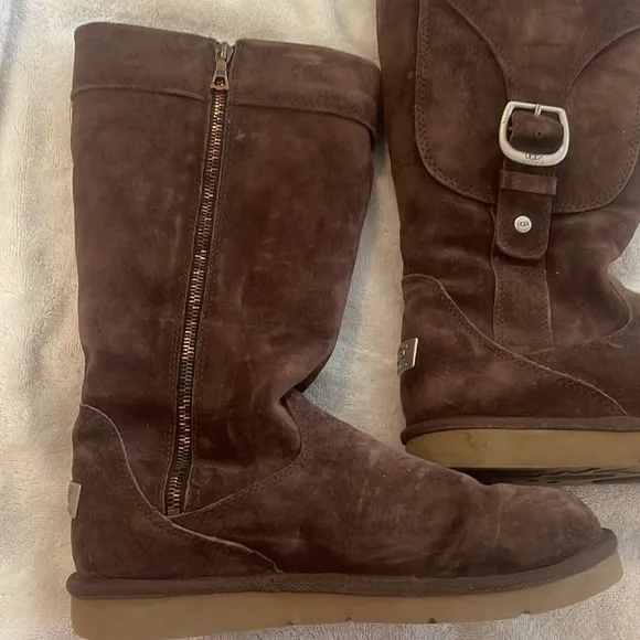 Ugg uggs Womens tall brown suede side zip boots. Shearling wool type winter