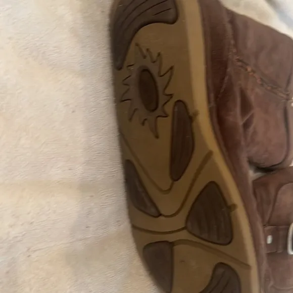 Ugg uggs Womens tall brown suede side zip boots. Shearling wool type winter