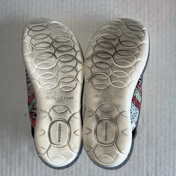 UIN Flex And Float Women’s Canvas Wheel Printed Slip On Shoes