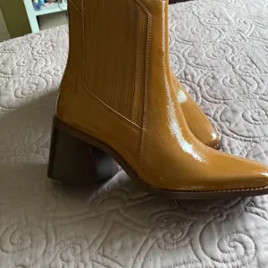 VINCE CAMUTO Boots