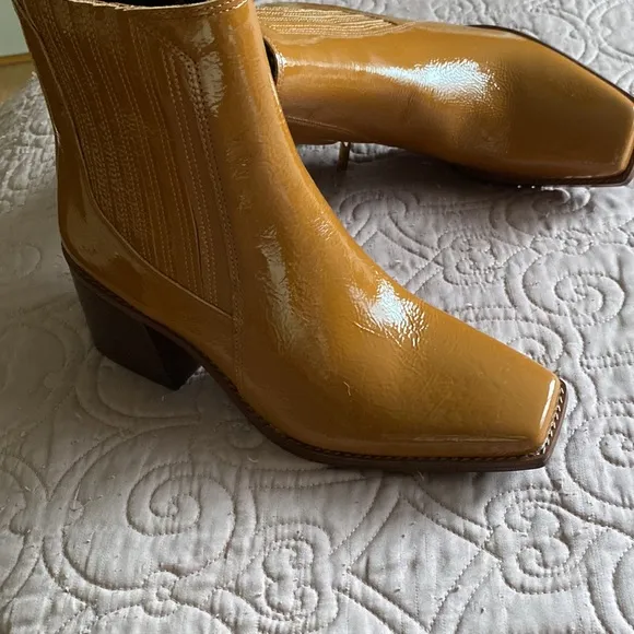 VINCE CAMUTO Boots