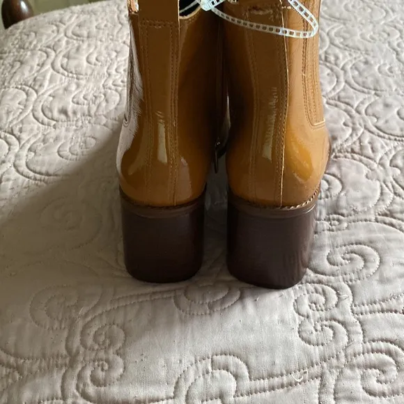 VINCE CAMUTO Boots