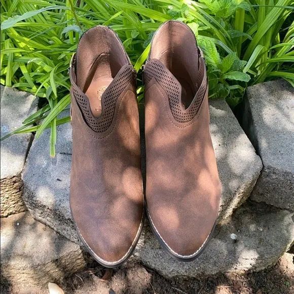 VINCE CAMUTO CALLIOE GIRLS BOOTS