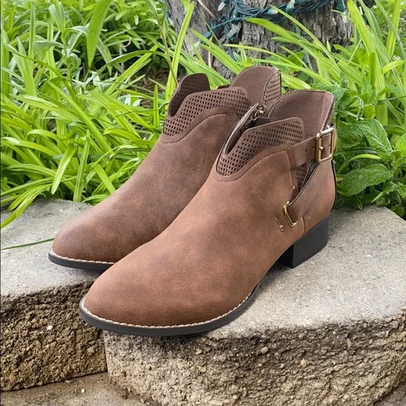 VINCE CAMUTO CALLIOE GIRLS BOOTS