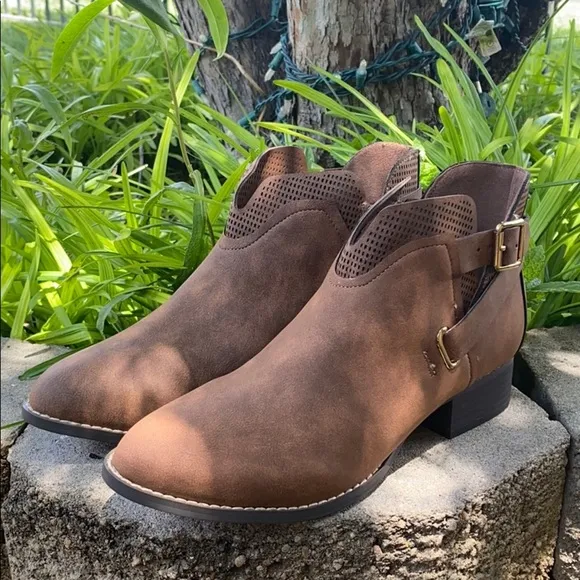 VINCE CAMUTO CALLIOE GIRLS BOOTS