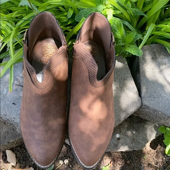 VINCE CAMUTO CALLIOE GIRLS BOOTS