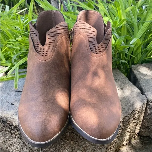 VINCE CAMUTO CALLIOE GIRLS BOOTS