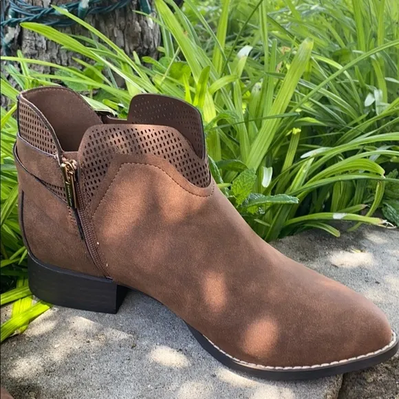 VINCE CAMUTO CALLIOE GIRLS BOOTS
