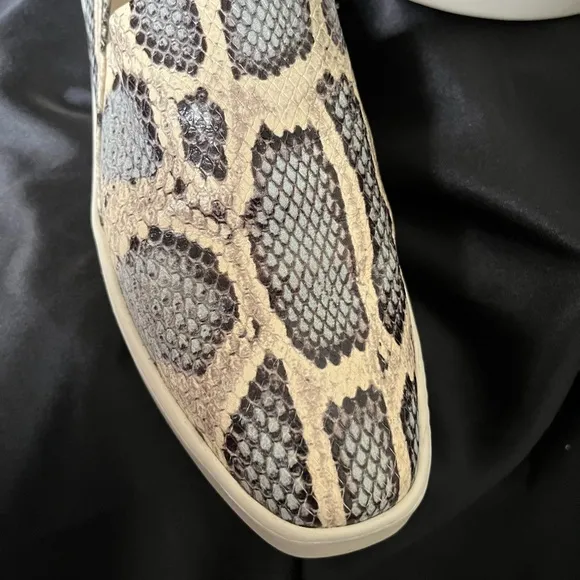 VINCE~PLATFORM~BLUE-~SNAKESKIN~LOAFERS~7.5