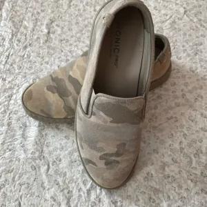 Vionic Avery pro slip on shoes