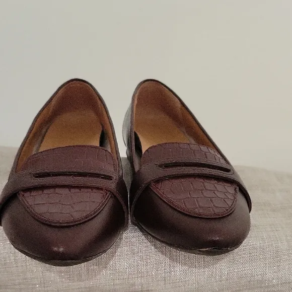 Vionic Brown Loafers with Crocodile Texture