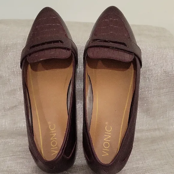 Vionic Brown Loafers with Crocodile Texture