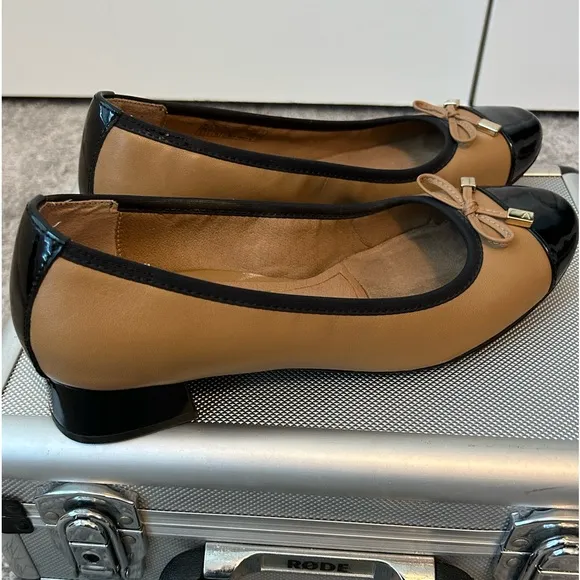 VIONIC DAPHNE‎ Women’s Cap Toe Flats