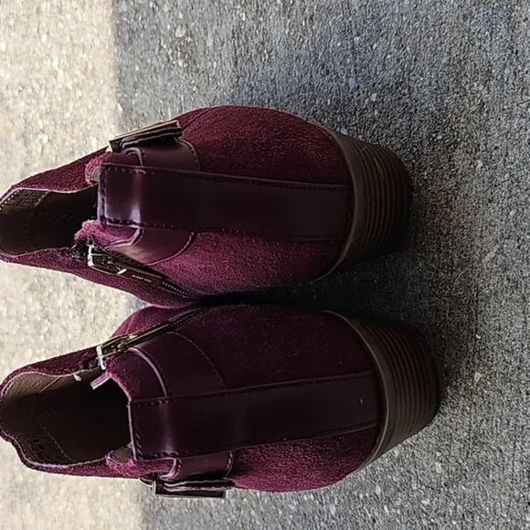 Vionic Womans Pink Suede And Wood Ankle Boots With Side Zip And Buckles Sz 7