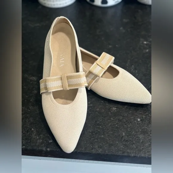 Vivaia Daphne Pointed-Toe Mary Jane Flats with Bow Detail Size 39