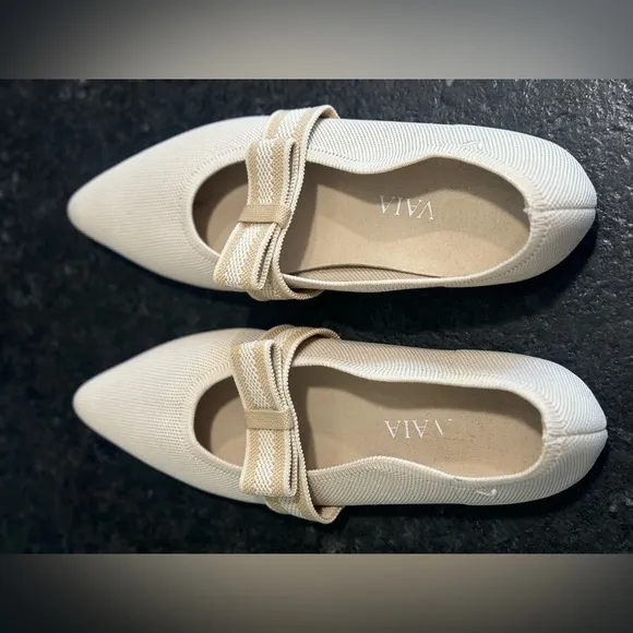 Vivaia Daphne Pointed-Toe Mary Jane Flats with Bow Detail Size 39