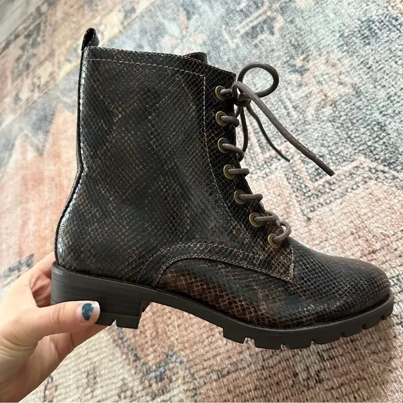 White Mountain Brown Snakeskin Combat Boots sz 9.5