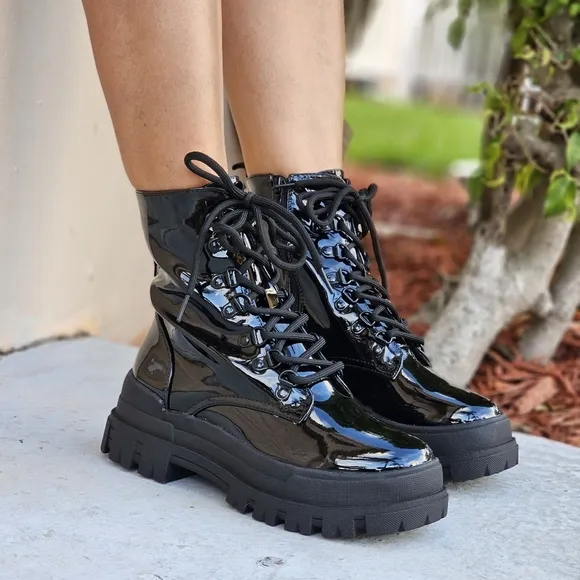 Women's Combat Lace Up Ankle Block Heeled Boots Black Color