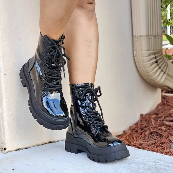 Women's Combat Lace Up Ankle Block Heeled Boots Black Color