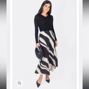 YAKIRA BELLA - DAKOTA SKIRT (BEIGE/BLACK) Elegant Black and Cream Striped Skirt