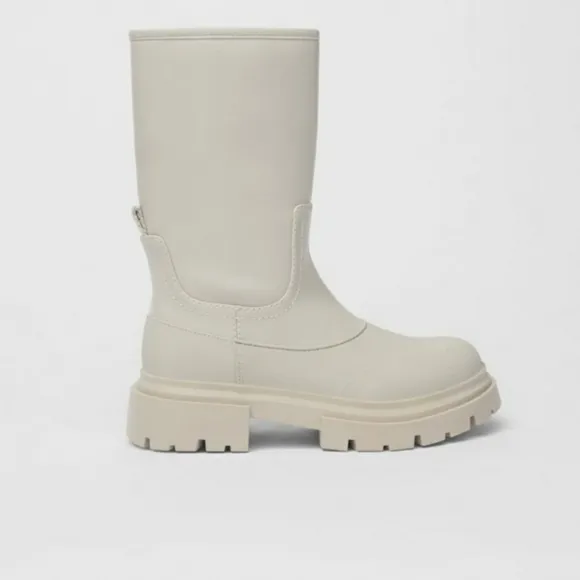 ZARA solid color rubberized boots beige bloggers favorite